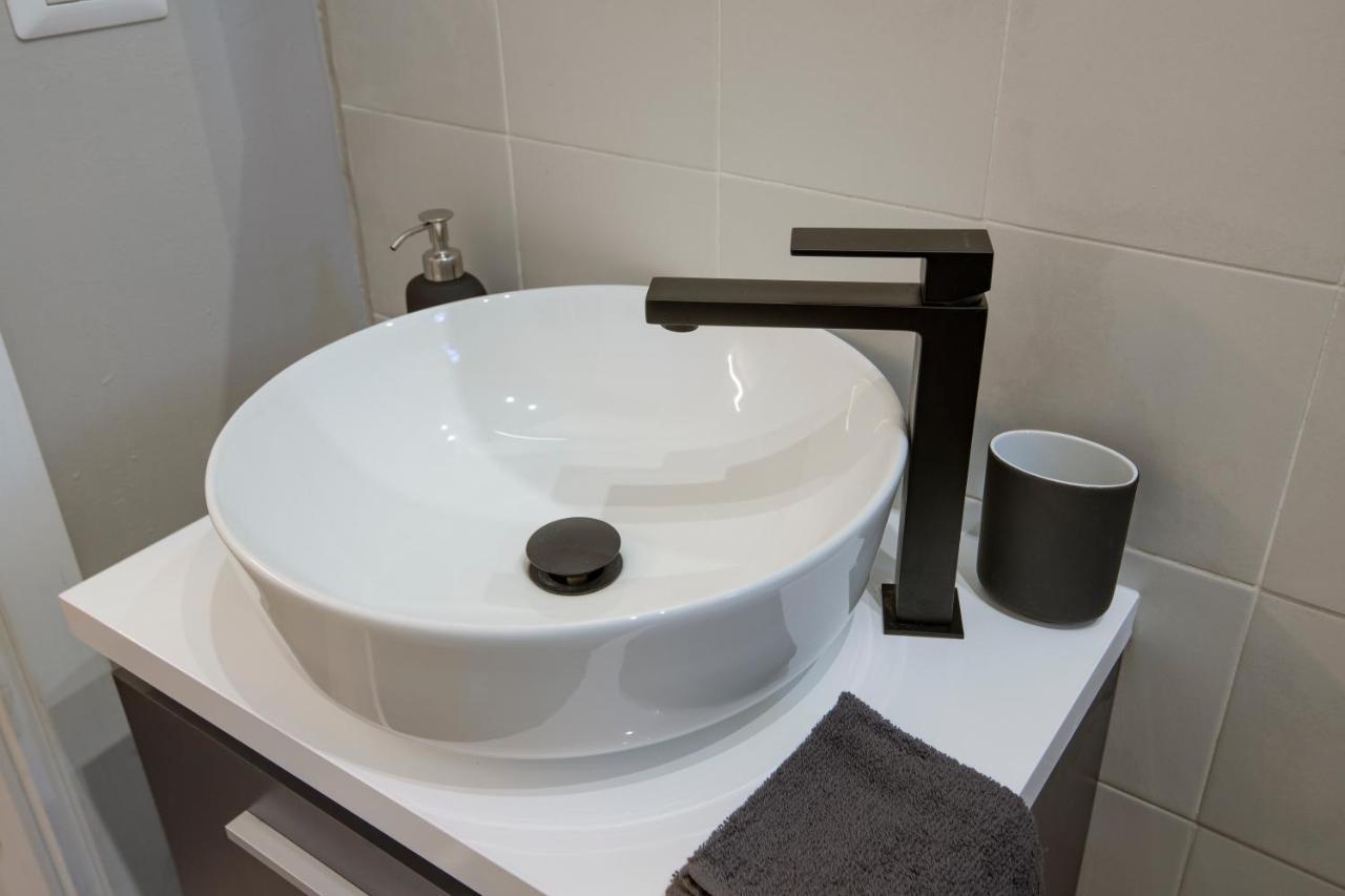 Super Modern And Design Apartment, A Due Passi Dai Navigli Milan Bagian luar foto
